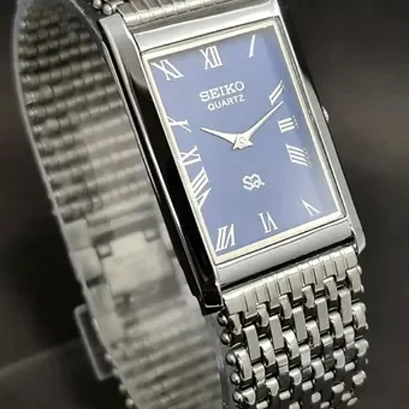 Vintage Style Seiko Quartz Mens Silver Watch & Blue accents W/ Metal Strap - Picture 2 of 6